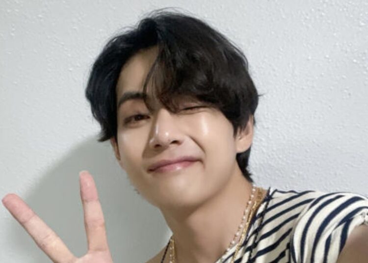 MusicMundial's tweet photo. UPDATE: #BTS’ #V saved a #US videogame from bankruptcy by playing it during livestream
https://t.co/gqGemrmZp6 https://t.co/uNuDimJr1f