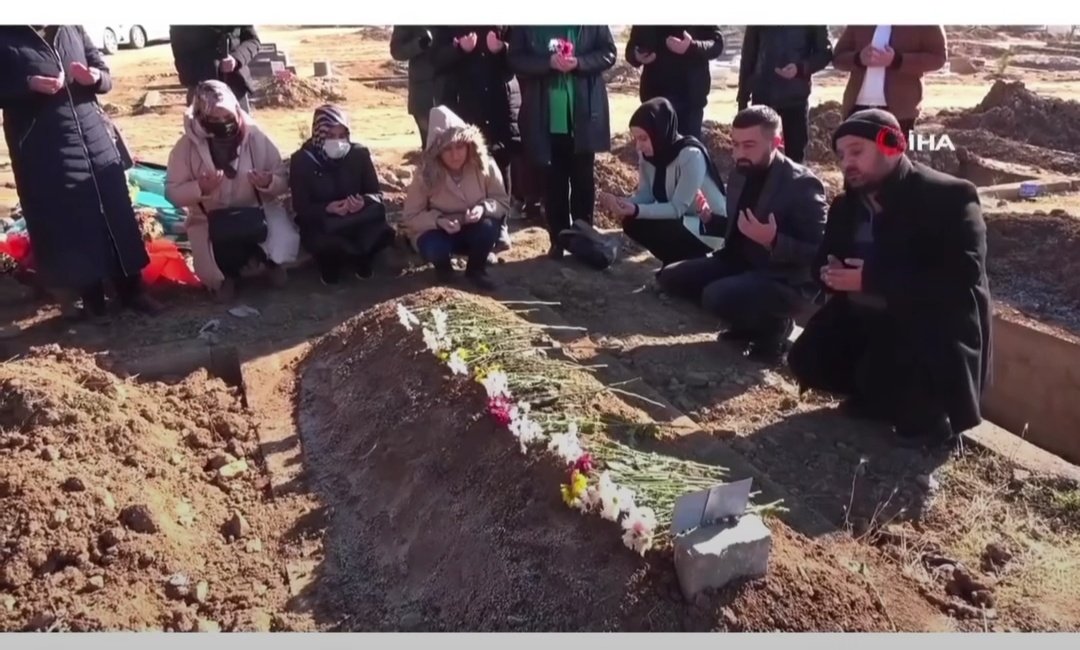 muhendisyenn's tweet photo. Haber sonrasında Elazığ halkı mezarı bularak, mezarın başında Kur'an-ı Kerim okuyarak dualar etti.. https://t.co/3OStnJhYEO