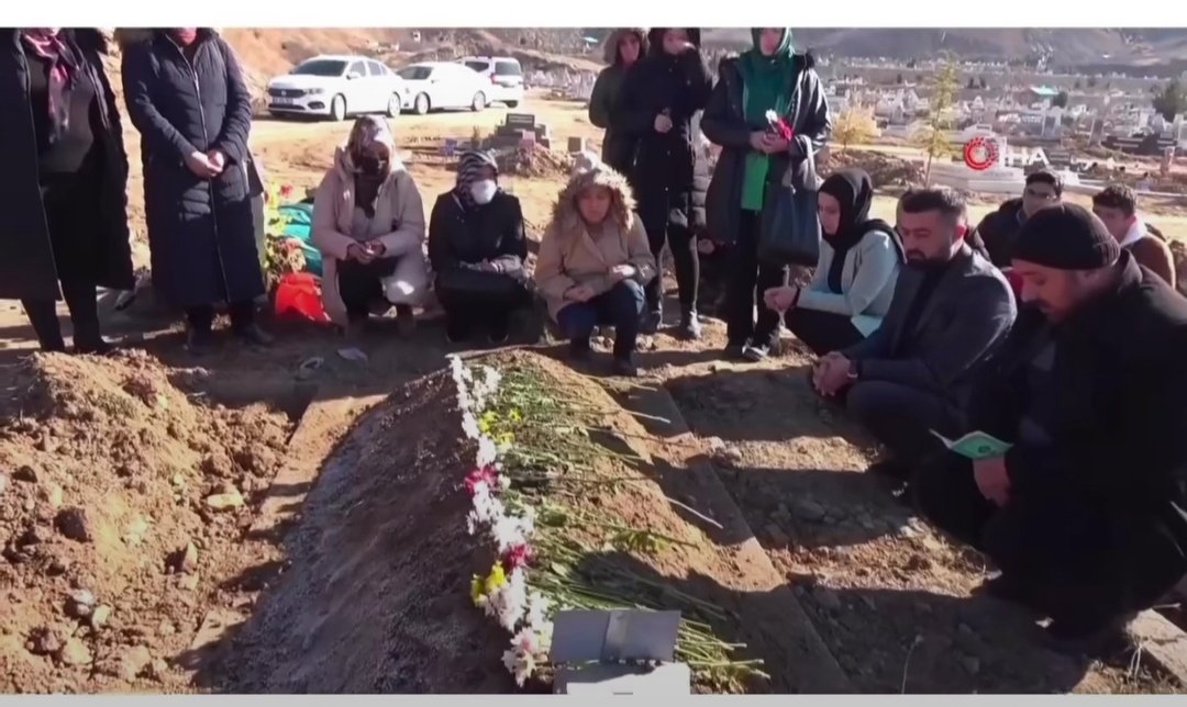 muhendisyenn's tweet photo. Haber sonrasında Elazığ halkı mezarı bularak, mezarın başında Kur'an-ı Kerim okuyarak dualar etti.. https://t.co/3OStnJhYEO