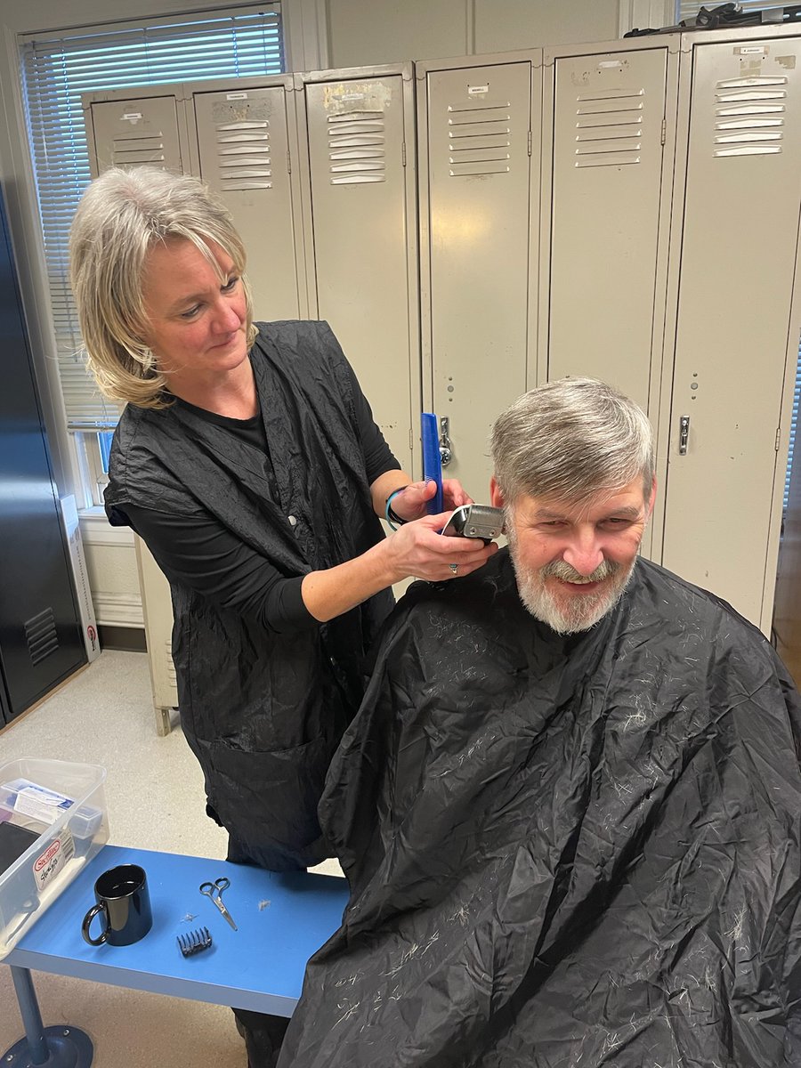 When the <a href="/GonzagaCSPS/">Gonzaga Campus Security and Public Safety</a> Director says our officers are a cut above, she takes it, like her job...seriously. She doesn't just talk the talk, she takes a little off the top too. <a href="/GonzagaU/">Gonzaga University</a> #ZagsHelpZags #CutAbove #Wednesdaywit #Wednesdayvibe 💈✂️