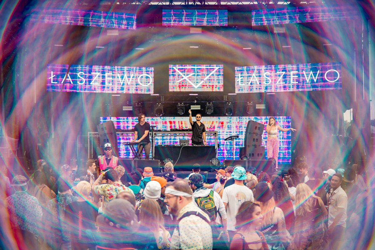 heatwavechicago's tweet photo. THE RADIANCE ☀️🔥 A vibe filled, pattern-lined playground where artists connect up close &amp; personal to fans!

We got lost in the summer days here with @MatomaOfficial, @ShibaSanMusic, @JWorra, &amp; many more.

📸: @DiVisuals &amp; @NancyDHuynh https://t.co/56nYKuSzE2