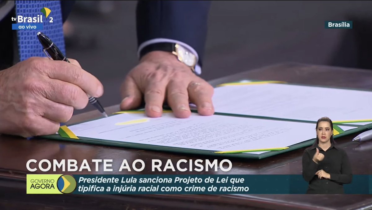 MidiaNINJA's tweet photo. HISTÓRICO!
Lula acaba de sancionar o projeto de lei que tipifica a injúria racial como crime de racismo durante a cerimônia de posse de Anielle Franco como ministra da Igualdade Racial. https://t.co/JkGL3PpDO4