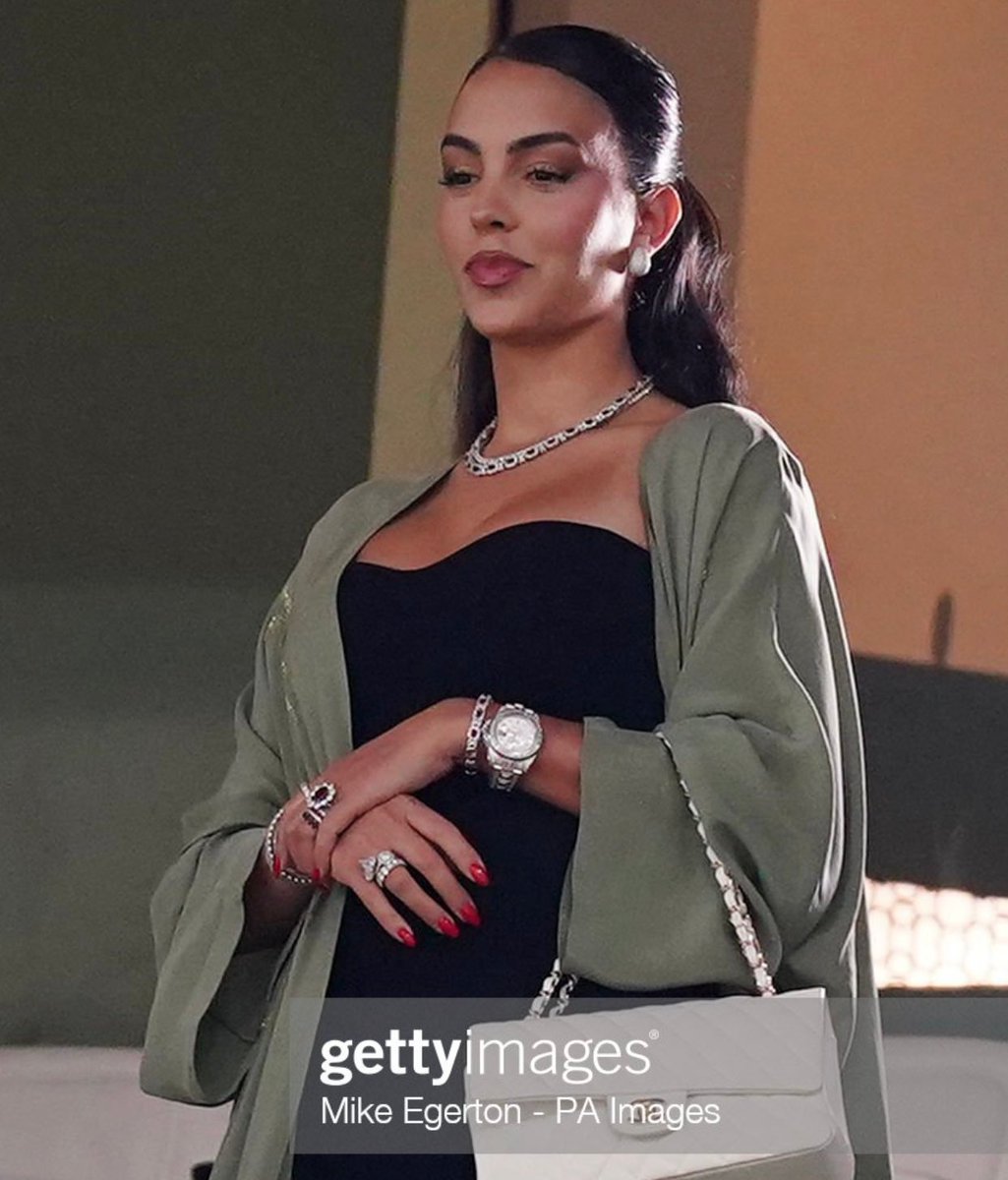gorgeous4ew's tweet photo. شبي��ة جورجينا بنفس الإطلالة 😨! https://t.co/2BzQUO85sG