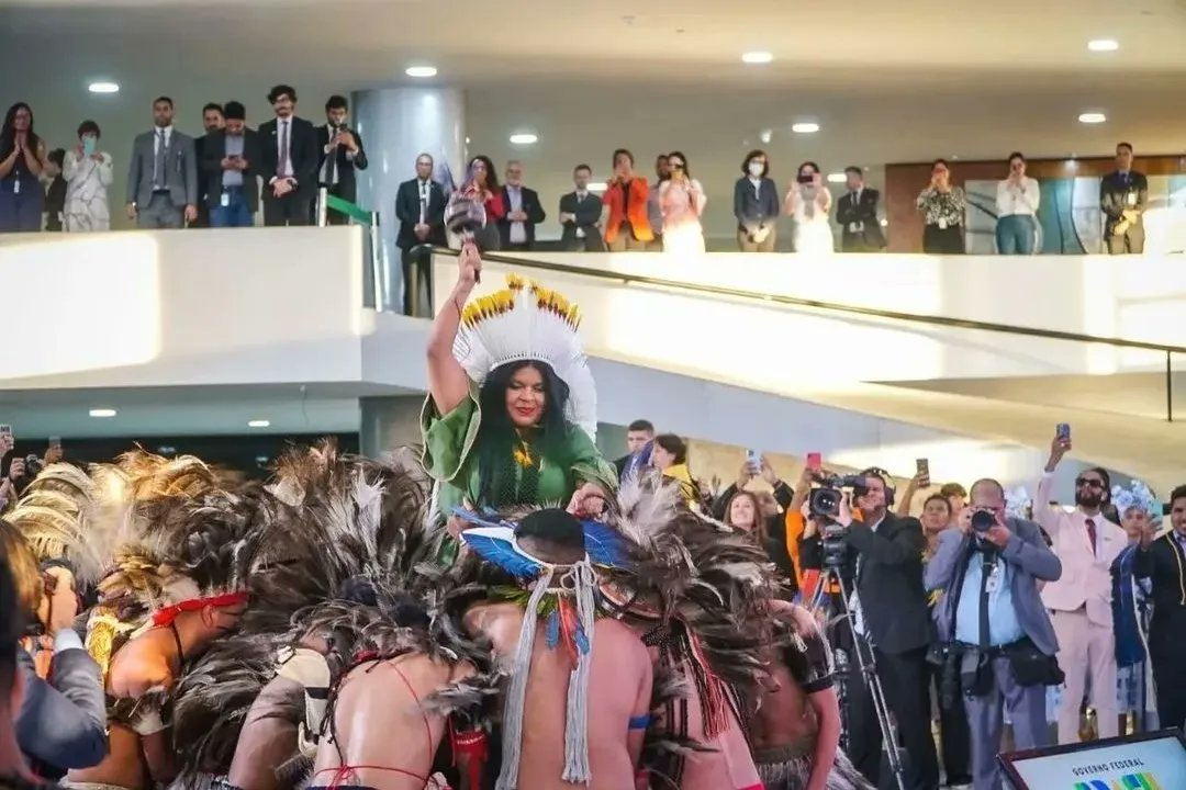 O turbante e o cocar tomam posse! 
Cerimônia de posse das ministras Sônia Guajajara e Anielle Franco. ✊🏽