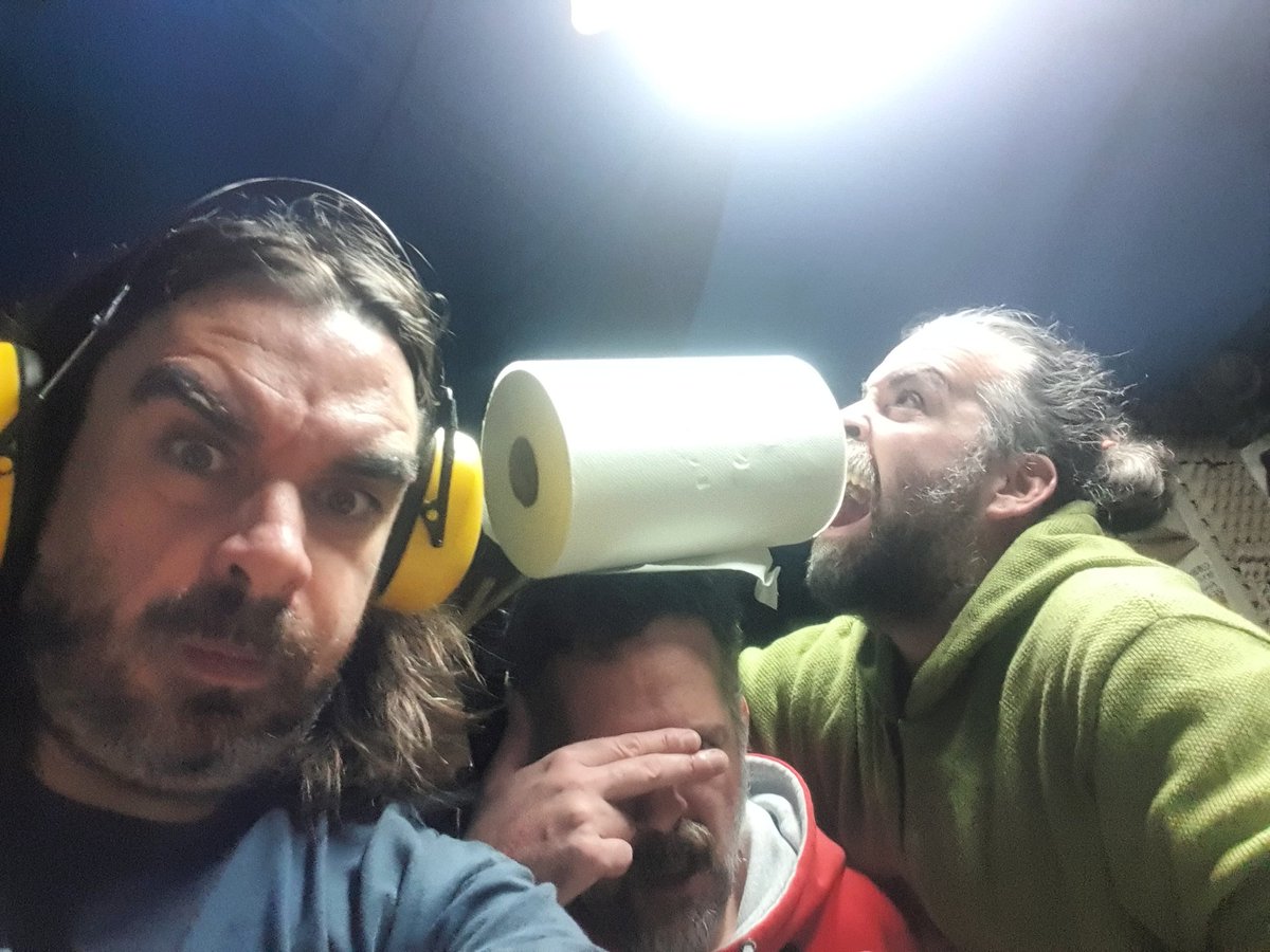 desquici's tweet photo. A l'assaig d'avui hem provat un tema nou que es diu "No me chilles que no te veo"...

#punk #musicaencatala #desquici #punkrock #punkalternatiu #metal #grunge #postgrunge #terrassa #barcelona #postpost #prepost #antipost #ciutats #music #rock #90s https://t.co/YZoWI7i0A5