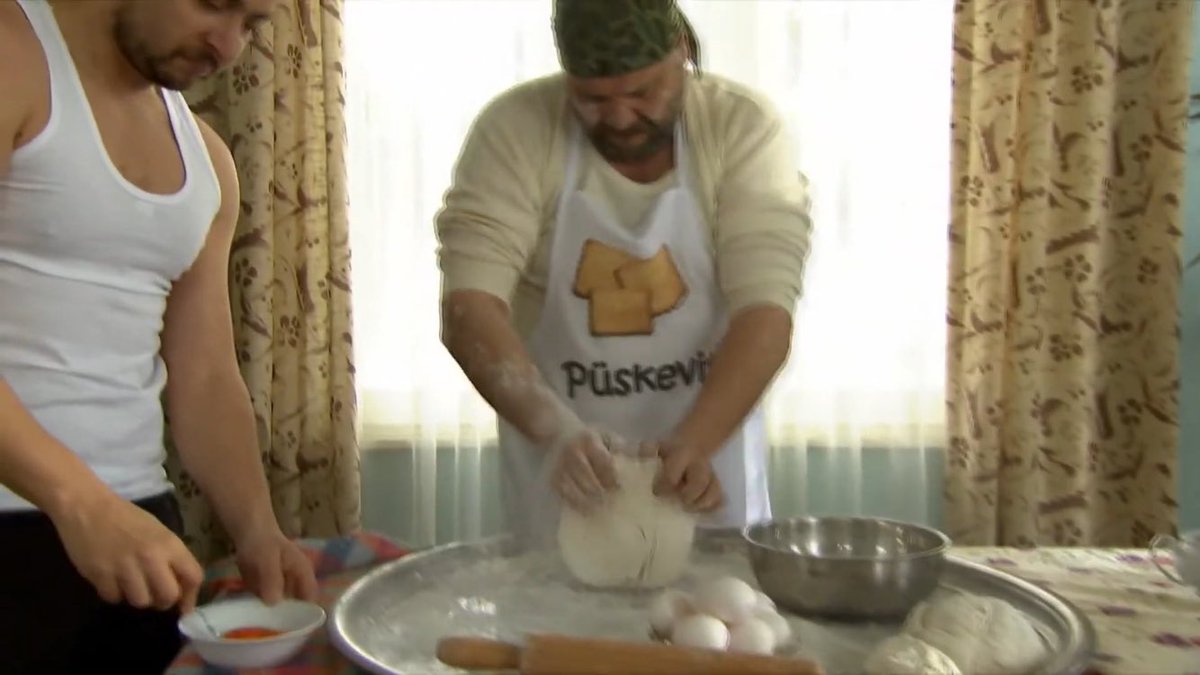 nocontext_Im_'s tweet photo. Yemek yapan erkek karizması diye bi şey var https://t.co/aJLpl5ny0F
