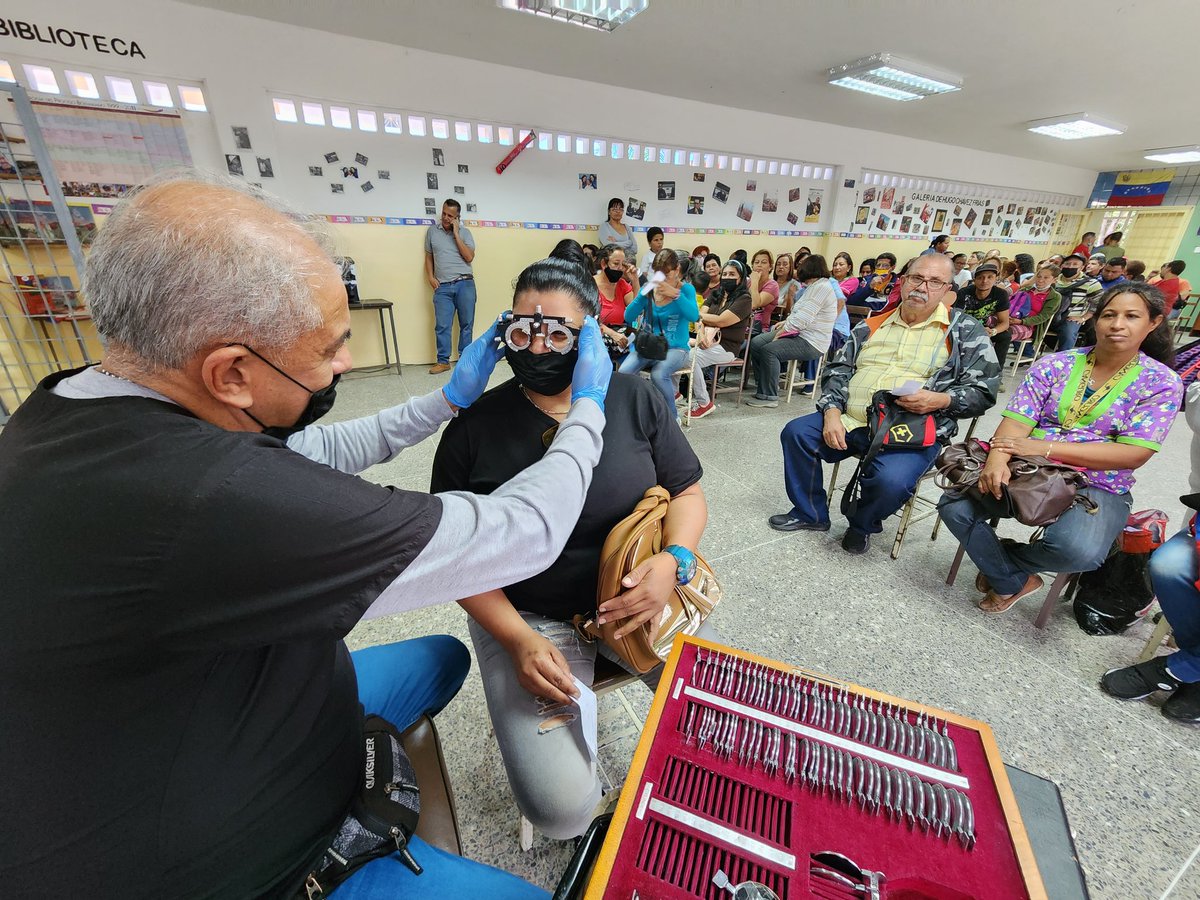 IpasmeOficial's tweet photo. 💙 Brindamos bienestar a más de tres mil docentes activos y jubilados, estudiantes y comunidad en general de la pquia. 23 de enero en Caracas, entregando además ayudas técnicas y medicamentos.

¡Seguimos desplegados en cada rincón del país!

.@NicolasMaduro
#PatriaPróspera https://t.co/FhTmgf7bcL