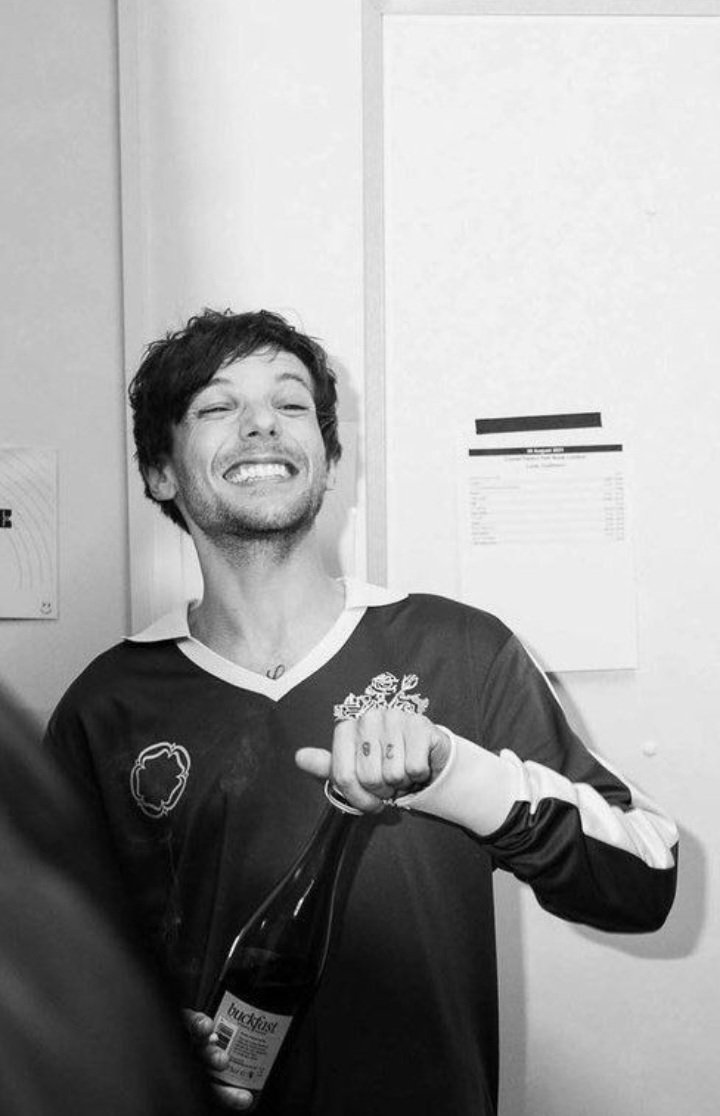 An2945115's tweet photo. I'm voting #Louies for #BestFanArmy at the #iHeartAwards https://t.co/x8odAM5EYW