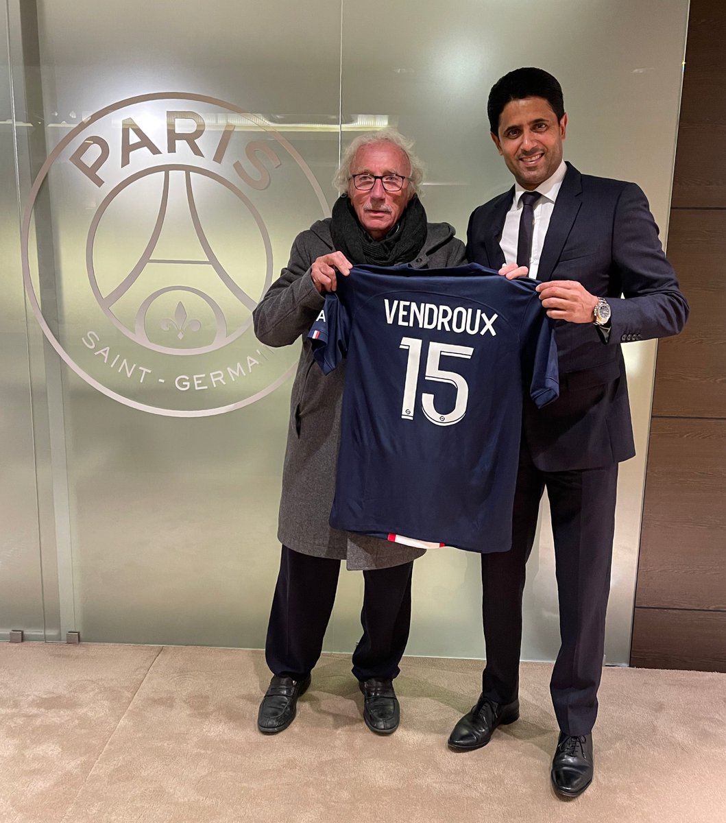 Nasser Al-Khelaïfi a remis un maillot du PSG à <a href="/JacquesVendroux/">Jacques Vendroux</a> ❤️💙
📸 <a href="/KARLOLIVE/">KARL OLIVE</a>