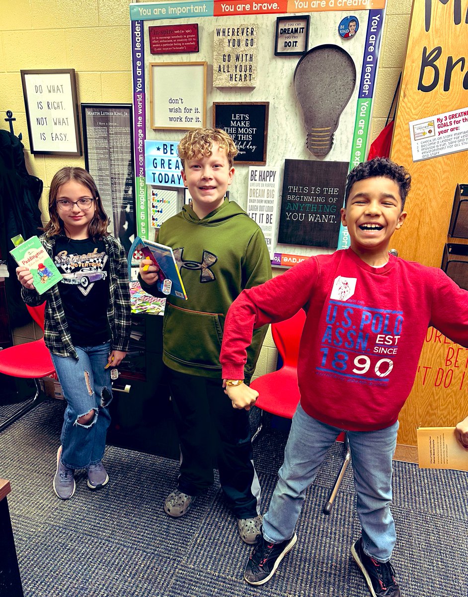 the_MrBraun's tweet photo. We had a BIG day for Bear Positives! I absolutely love the excitement and pride on students faces when they earn their BP. Rewarding positive choices, respect, hard work, kindness and grit with books, spirit wear and recognition 🤩🐻👍🏽🏆📚#kidsdeserveit #simplylead #gobears https://t.co/13iECwTkpK
