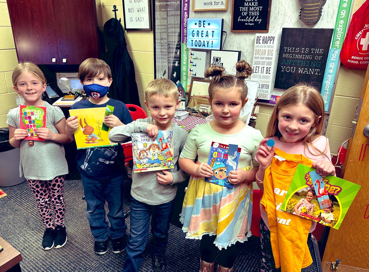 the_MrBraun's tweet photo. We had a BIG day for Bear Positives! I absolutely love the excitement and pride on students faces when they earn their BP. Rewarding positive choices, respect, hard work, kindness and grit with books, spirit wear and recognition 🤩🐻👍🏽🏆📚#kidsdeserveit #simplylead #gobears https://t.co/13iECwTkpK