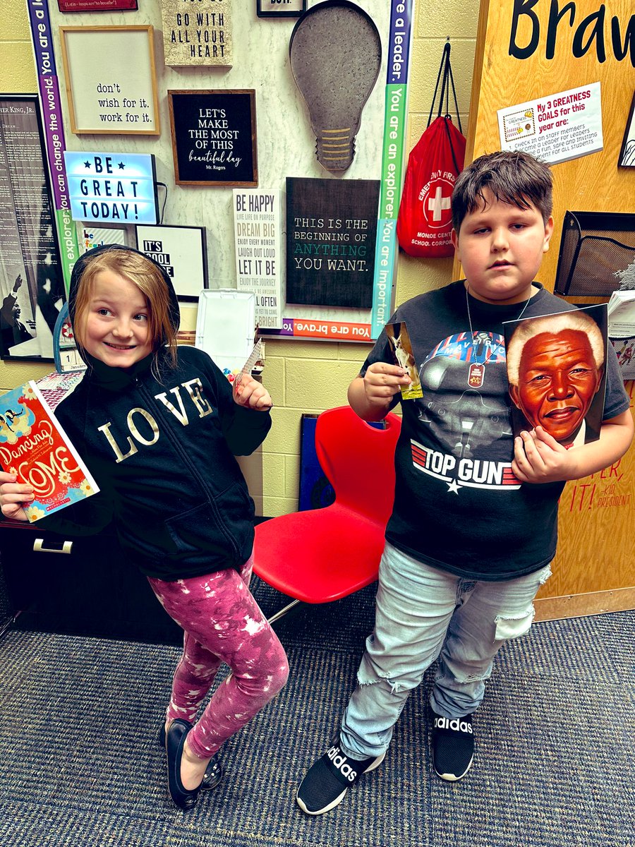 the_MrBraun's tweet photo. We had a BIG day for Bear Positives! I absolutely love the excitement and pride on students faces when they earn their BP. Rewarding positive choices, respect, hard work, kindness and grit with books, spirit wear and recognition 🤩🐻👍🏽🏆📚#kidsdeserveit #simplylead #gobears https://t.co/13iECwTkpK