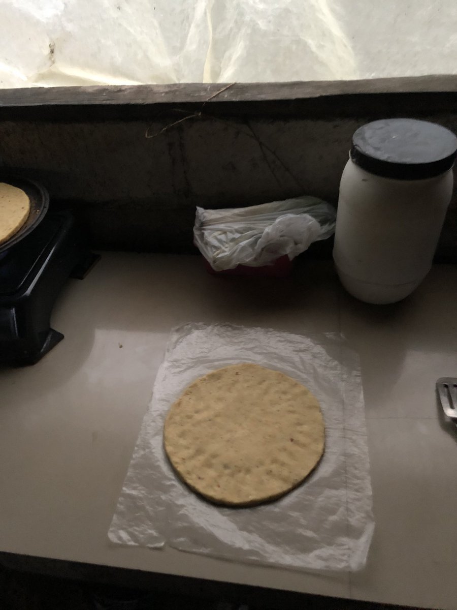 tim22schaefer's tweet photo. Arepas – Die runden Maisfladen sind an unzähligen Straßenecken und zu jeder Tages- und Nachtzeit verfügbar. Das inoffizielle Nationalgericht wird je nach Region anders zubereitet/gefüllt. Hier mal eine kleine Auswahl meiner ersten eigenen Arepas. #studierenweltweit #erlebees https://t.co/by2wGHIMIG