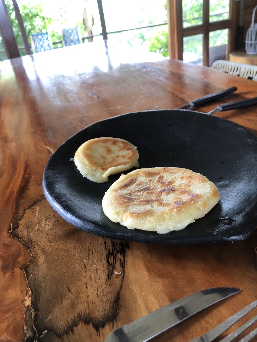 tim22schaefer's tweet photo. Arepas – Die runden Maisfladen sind an unzähligen Straßenecken und zu jeder Tages- und Nachtzeit verfügbar. Das inoffizielle Nationalgericht wird je nach Region anders zubereitet/gefüllt. Hier mal eine kleine Auswahl meiner ersten eigenen Arepas. #studierenweltweit #erlebees https://t.co/by2wGHIMIG