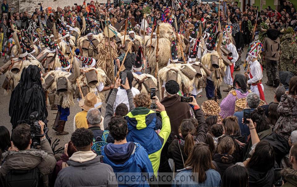 La Vijanera de 2023, primera de pospandemia, nos dejó imágenes tan espectaculares como estas instantáneas del fotógrafo montañés <a href="/rlopezblanco_/">Ricardo López Blanco</a>. 📷⬇️