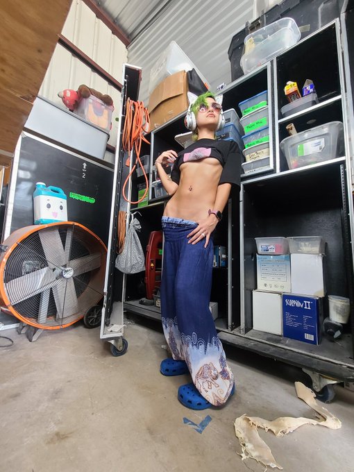 Working on prop in shop today with Nymphia https://t.co/rPboj5vBAR<a href="/tag/cosplay"class="tags"><span>#cosplay</span></a><a href="/tag/altmodel"class="tags"><span>#altmodel</span></a><a href="/tag/ass"class="tags"><span>#ass</span></a><a href="/tag/pussy"class="tags"><span>#pussy</span></a><a href="/tag/boobs"class="tags"><span>#boobs</span></a><a href="/tag/demon"class="tags"><span>#demon</span></a><a href="/tag/goth"class="tags"><span>#goth</span></a>