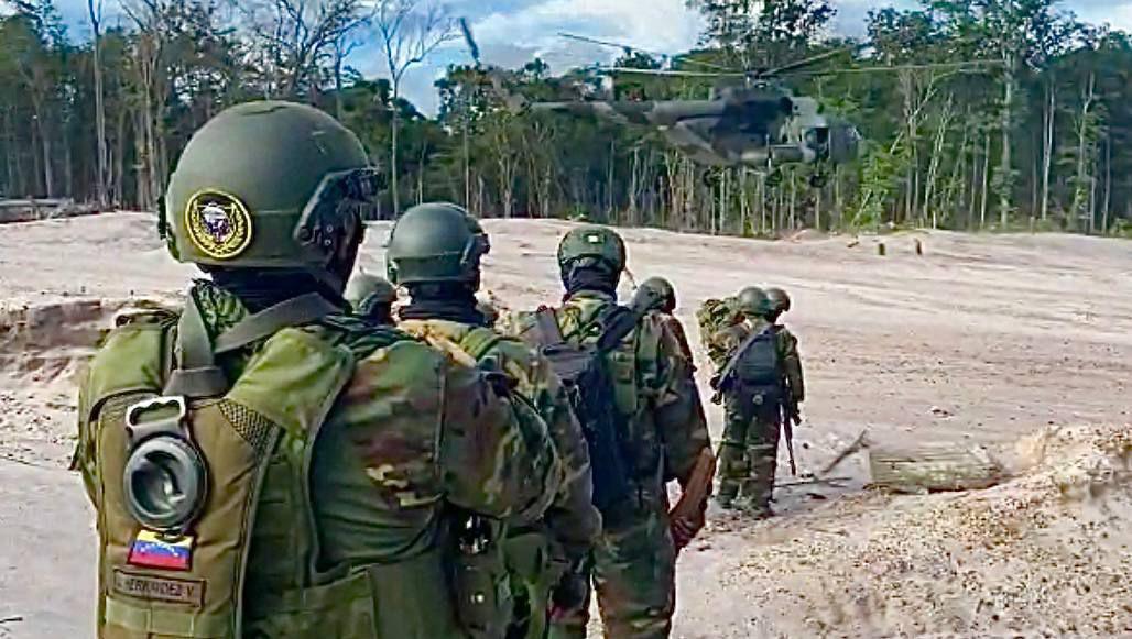 Cada hombre y mujeres q pertenece a esta gloriosas #FANB somos unidos y atendemos al llamado de la patria juntos venceremos Venezuela es tierra de Paz!