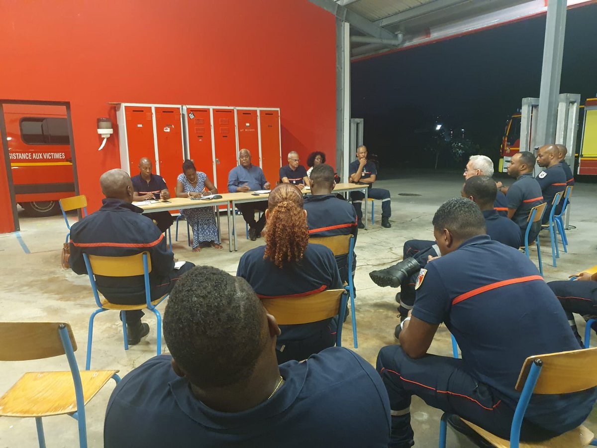 Sdis972's tweet photo. Le président du conseil d’administration du #Stis JC ECANVIL présente ses vœux au #Lamentin accompagné des élus du CA Mme Laborieux et Mme Dunon ainsi que du Colonel HC P TYBURN et des Lieutenants-Colonels PEPIN et OLINY.
L’occasion pour lui d'échanger avec les sapeurs-pompiers. https://t.co/fwhAijgMPN