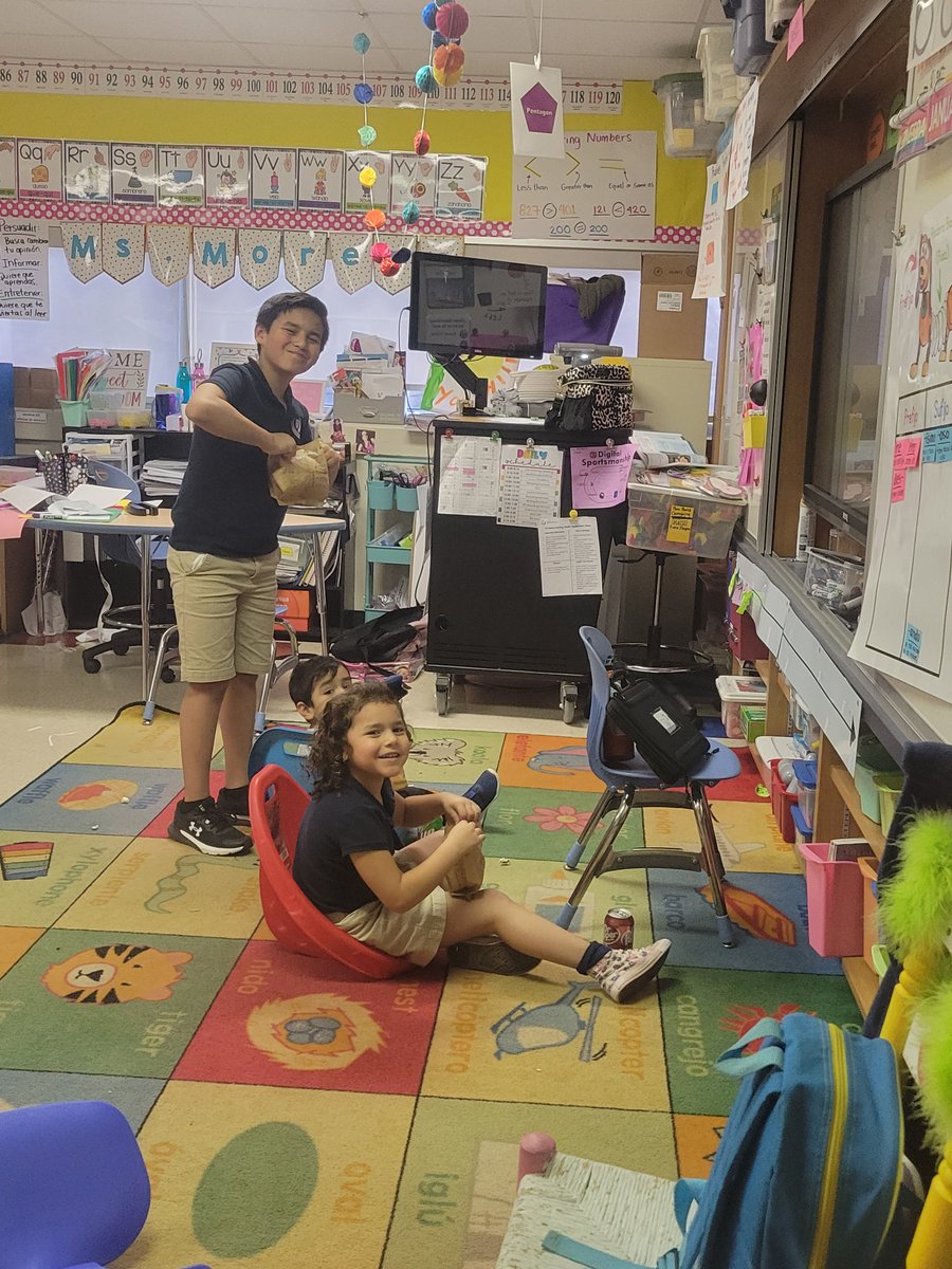 Picnic in mommy's classroom while she is in a training 🤩

#zearn #teacherandmom #CISDbettertogether