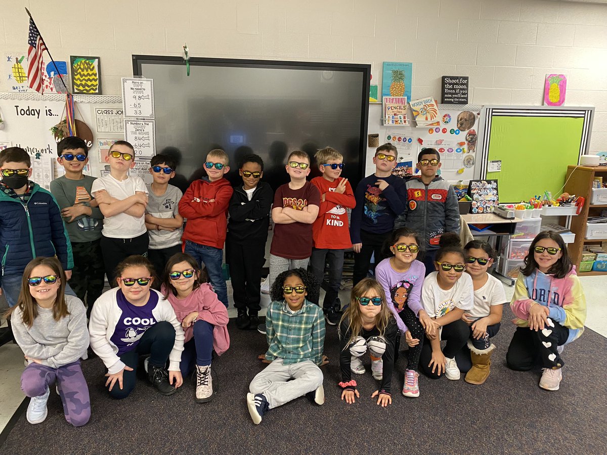 MrsRitt_2ndCSP's tweet photo. Our future is so bright we needed to have a sunglasses day ☀️ 😎 https://t.co/3dGz2EAveI