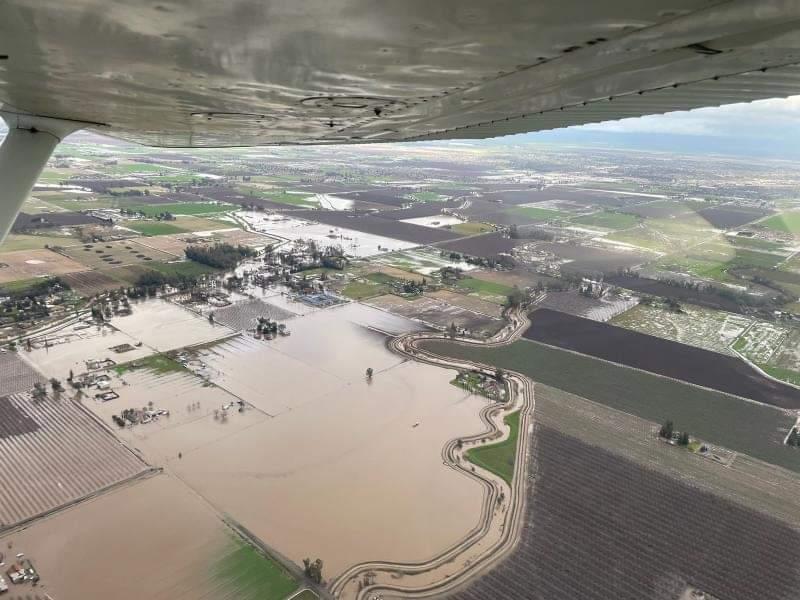 My friend's house somewhere down there. The levees broke & water still flooding since Monday.  

Whole cities evacuated. The #sanjoaquinvalley not prepared for this after years of drought. 

#mercedcounty #flooding #Californiastorm #BombCyclone