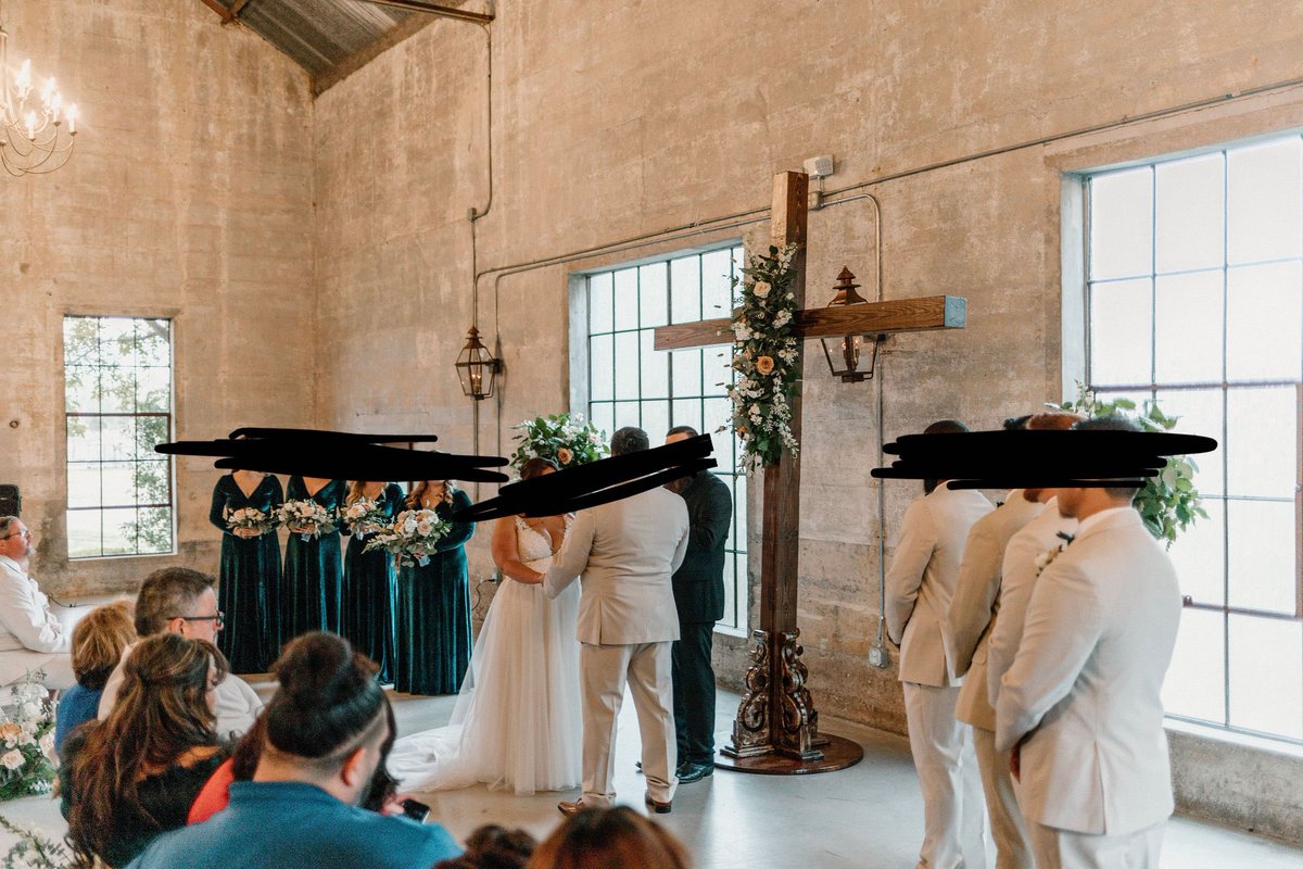 _ChloeeeAnn's tweet photo. If anyone needs a cross to rent for their wedding, let ya girl know 👍🏼
Feel free to RT 💓 https://t.co/vNqAvbGn8S