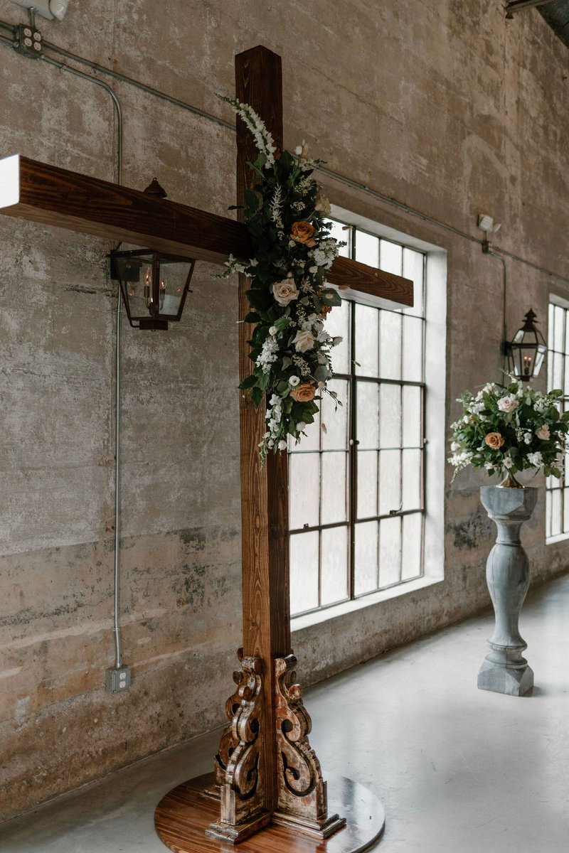 _ChloeeeAnn's tweet photo. If anyone needs a cross to rent for their wedding, let ya girl know 👍🏼
Feel free to RT 💓 https://t.co/vNqAvbGn8S