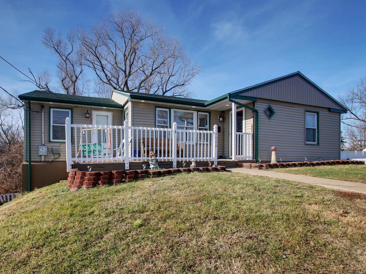 c21broughton's tweet photo. See a virtual tour of one of our newest #listings 1009 Georgia Street #Hannibal #MO  https://t.co/OjtMlVbf6N https://t.co/OiJPveqGYA