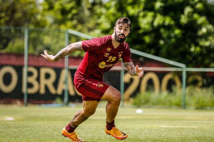 O meia Matheus Vargas estreia com a camisa 08