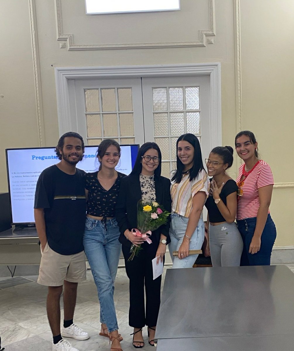 BienestarTurUH's tweet photo. 🪷 Luego de un curso de esfuerzo y dedicación, felicitamos a las estudiantes de @FturUh que defendieron sus trabajos de diploma en temas vinculados al #turismodebienestar en #Cuba, y estuvieron asesorados por @BienestarTurUH y su Grupo Científico Estudiantil #CubaVida. 

1/4 https://t.co/oSiaVbvaZr