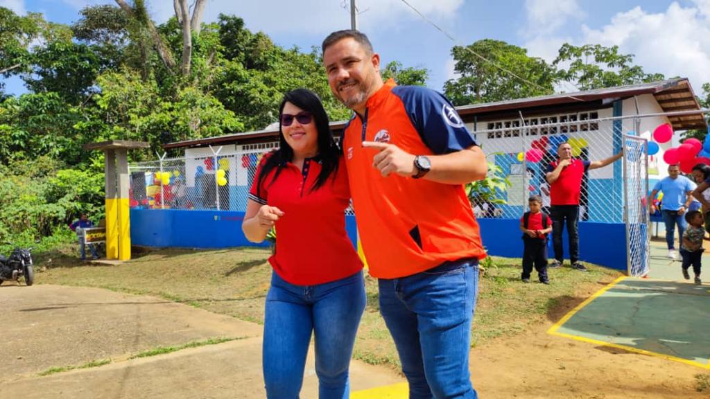 La alcaldesa Natali Bello  junto al gobernador @luismarcanos  y con el apoyo de @PDVAL_OFICIAL entregó este #11Ene la  rehabilitación de la Unidad Educativa Estadal 'Guayuta' de la parroquia Chorrerón #PatriaPróspera
