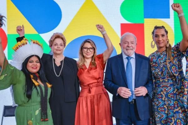 Metropoles's tweet photo. Lula sanciona lei que tipifica injúria racial como racismo

Mudança na legislação aumenta a pena para o crime e o torna inafiançável e imprescritível, como parte da Lei do Racismo

Leia: https://t.co/n43QTN9sU4 https://t.co/i2Qa0E0hso