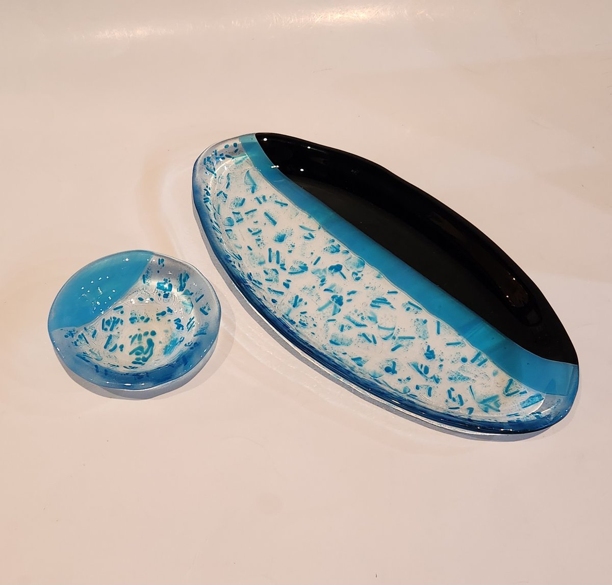 73_studio's tweet photo. Fresh out of the kiln: A fantastic serving set made by Cheyenne!
#fusedglass #shoplocal #servingset #supportlocal #pacificartsmarket #allofoils #surreybc #glass https://t.co/2LNXUPAsqF
