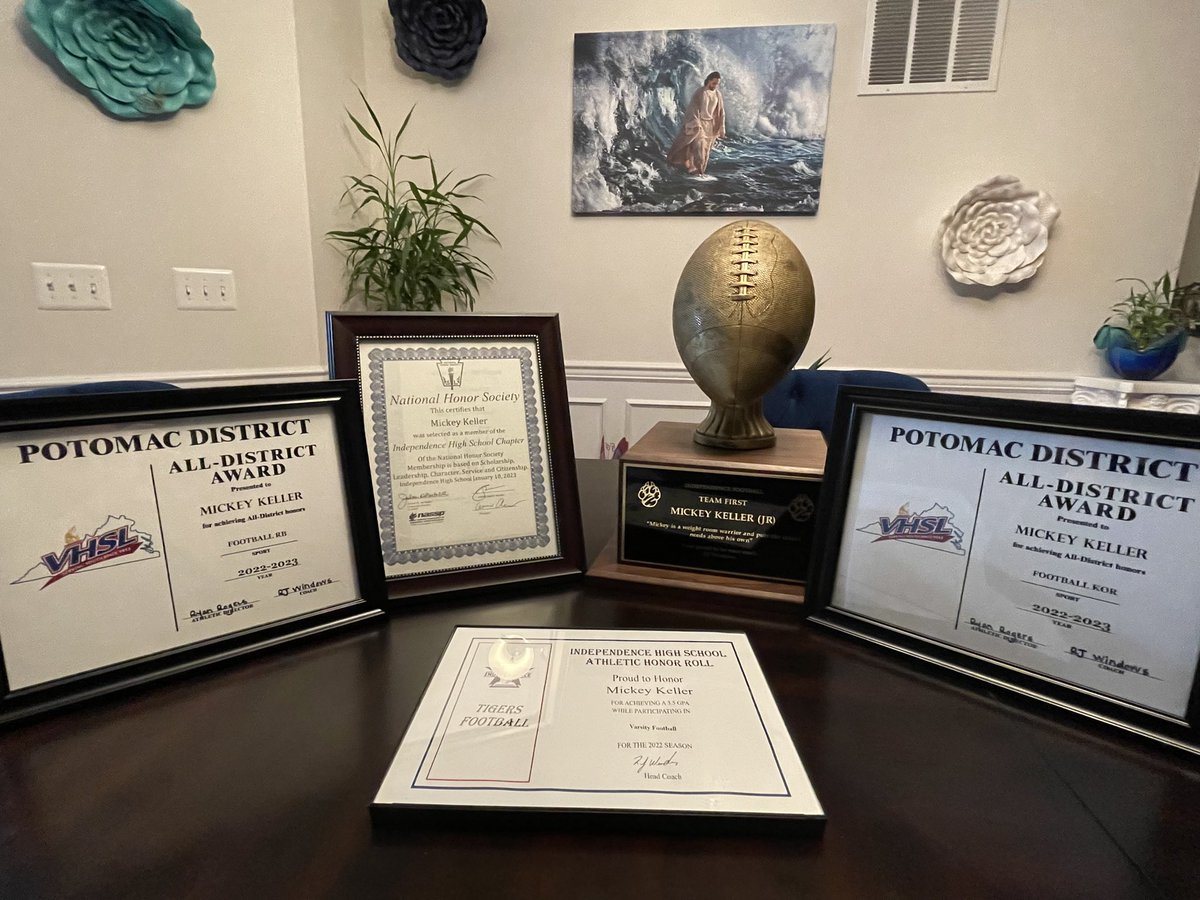 Faith Driven! Extremely blessed this week; earning this years TEAM FIRST Award & Being inducted into the National Honor Society! Thank you @rjwindows @IndyHSFootball @IndyNationLCPS