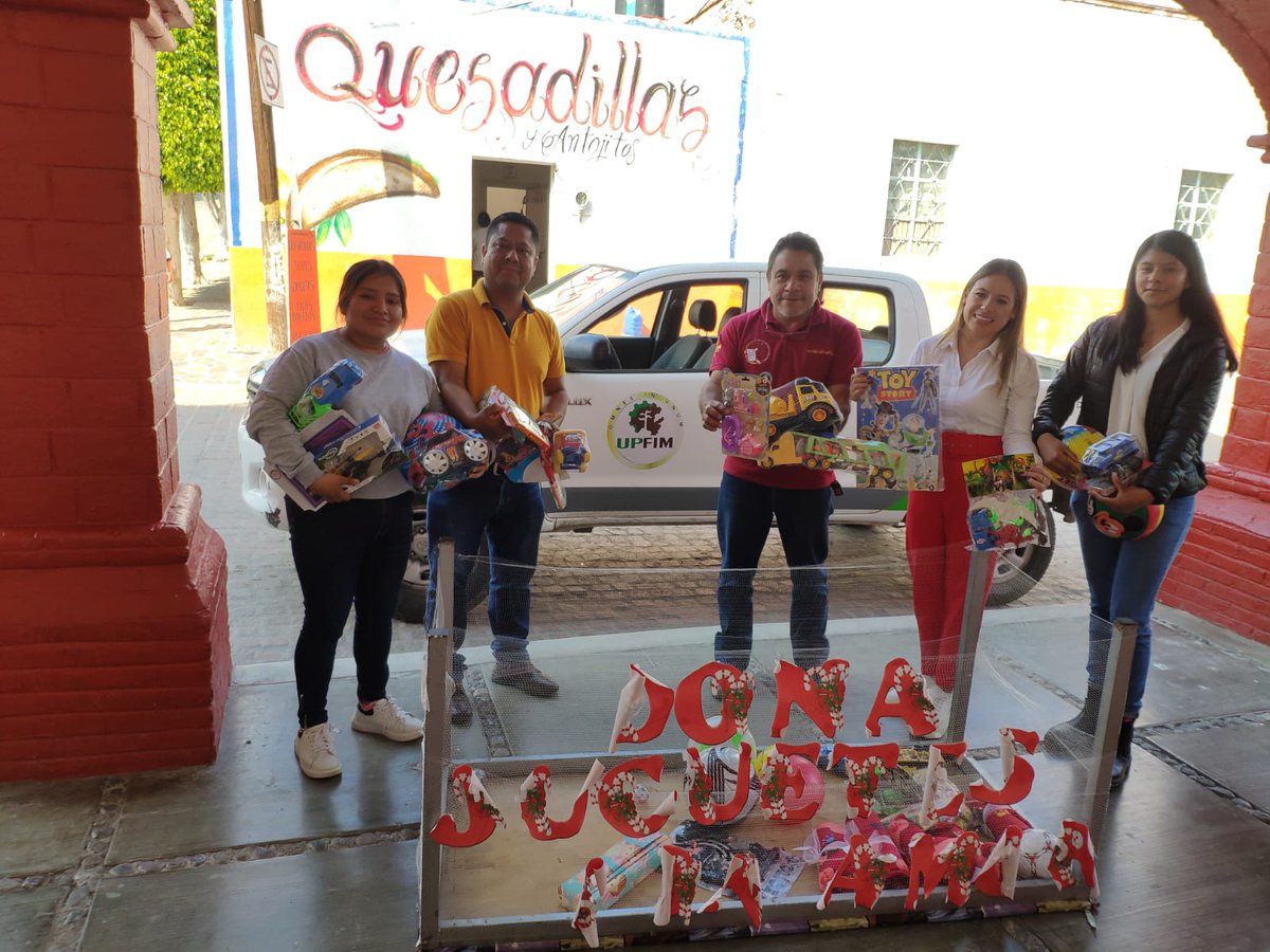 UPFIM_Oficial's tweet photo. El día de hoy nuestros estudiantes de la 𝐔𝐧𝐢𝐝𝐚𝐝 𝐀𝐜𝐚𝐝𝐞́𝐦𝐢𝐜𝐚 𝐝𝐞 𝐌𝐞𝐭𝐳𝐭𝐢𝐭𝐥𝐚́𝐧 donaron Juguetes con Amor pequeños corazones, al DIF Municipal de Metztitlán, gracias a este noble gesto brindaremos alegrías a niñas y niños. 🚜🧸
#DisciplinaInnovaciónYProgreso https://t.co/aaIqqCvlel