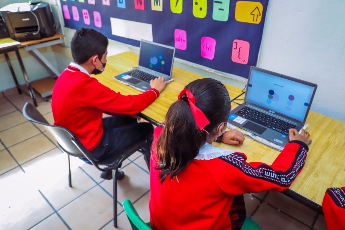 Hoy llevamos a cabo una larga jornada de trabajo inaugurando arcotechos, aulas de cómputo y demás obras que brindarán mejores condiciones para las y los niños que estudian en estos planteles.
En mi gobierno seguiremos Fortaleciendo la Educación de #Tlalnepantla.
