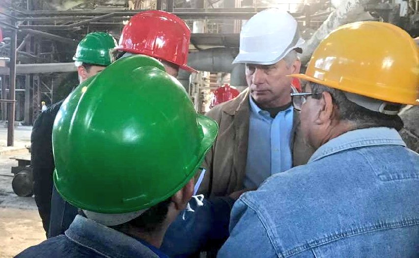 Antes de que se acabe la jornada, quiero felicitar en su Día a los ingenieros cubanos, mis colegas. Para mí es un orgullo formar parte del gremio. Abrazos.