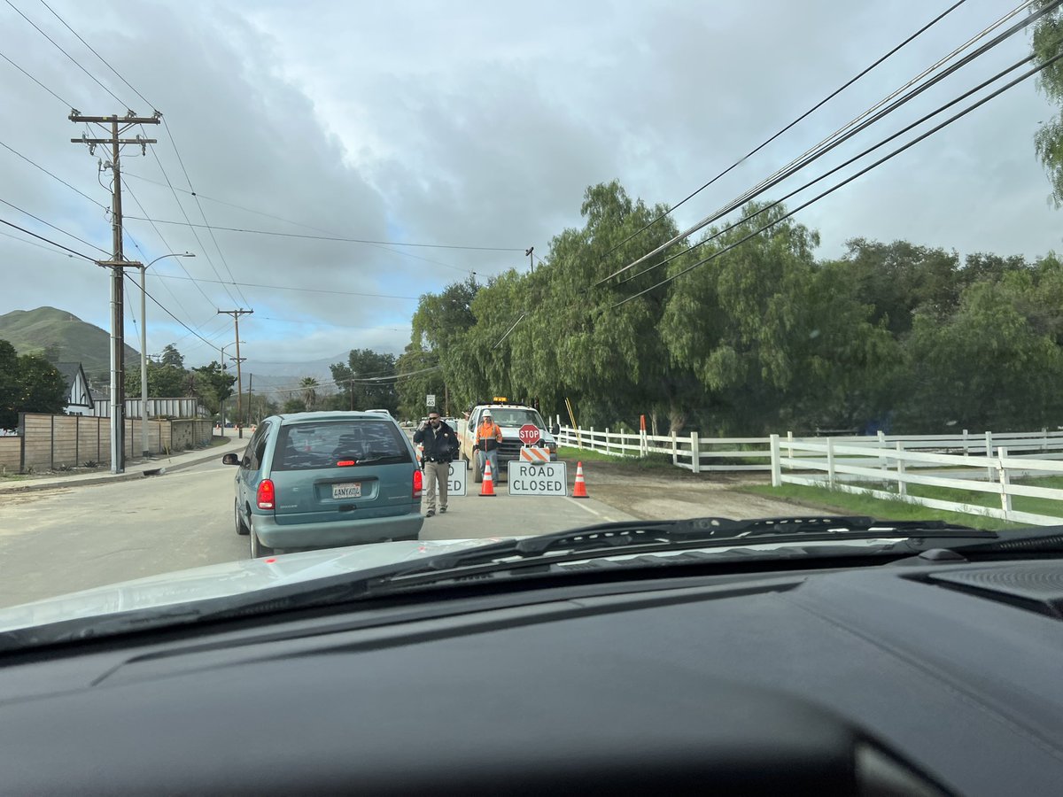 quirklawyers's tweet photo. 1-11, 4p.m.
150 roadblock at Mupu in Santa Paula
Entrance for residents only
According to CHP, they set up roadblock bc people from LA are driving in to look around causing additional damage and more work
#upperojai #CAwx #flooding https://t.co/OCjWcPJRom