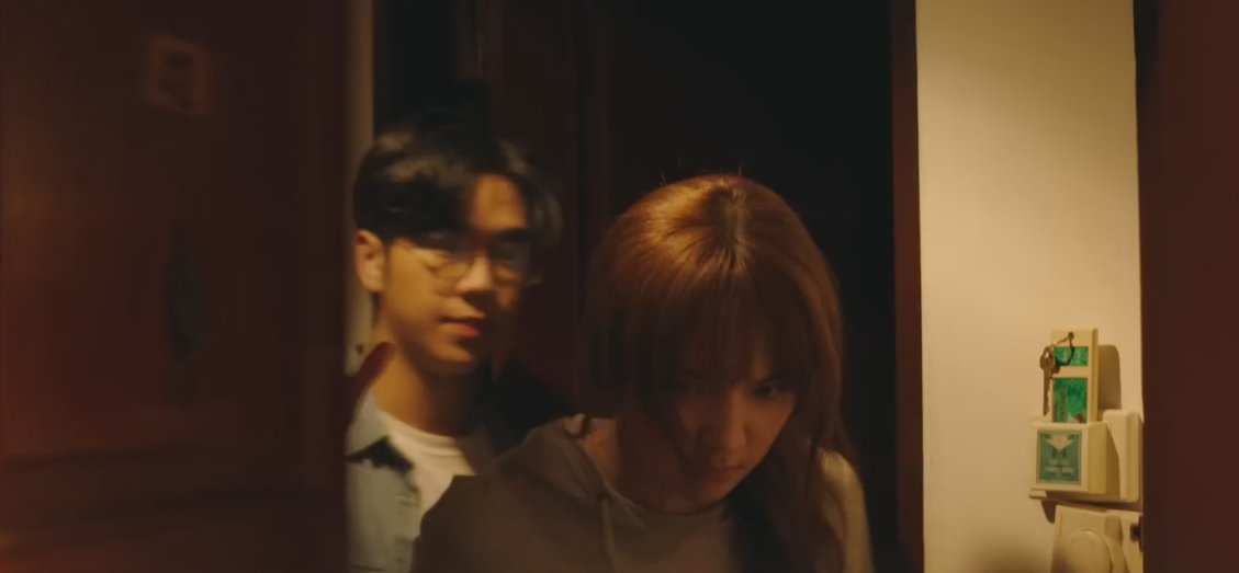 LadyLaduga1's tweet photo. So, Doy texts Kat (or rather Kat and Mote) that he's in room 632 and waits there for Kat. They talk and Doy sends her away after to not make Jay suspicious. So far, so good. But why do they exit room 412? And how does Jay know that room 632 = room 412? 😂 #MidnightMotelEP5 https://t.co/3HyVZ0fUMm
