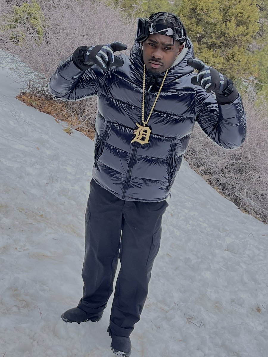 rayd1nero's tweet photo. Insecure nigga made his bitch block me
She made 4 fake pages still watch me🏂 https://t.co/18UZxRlciZ
