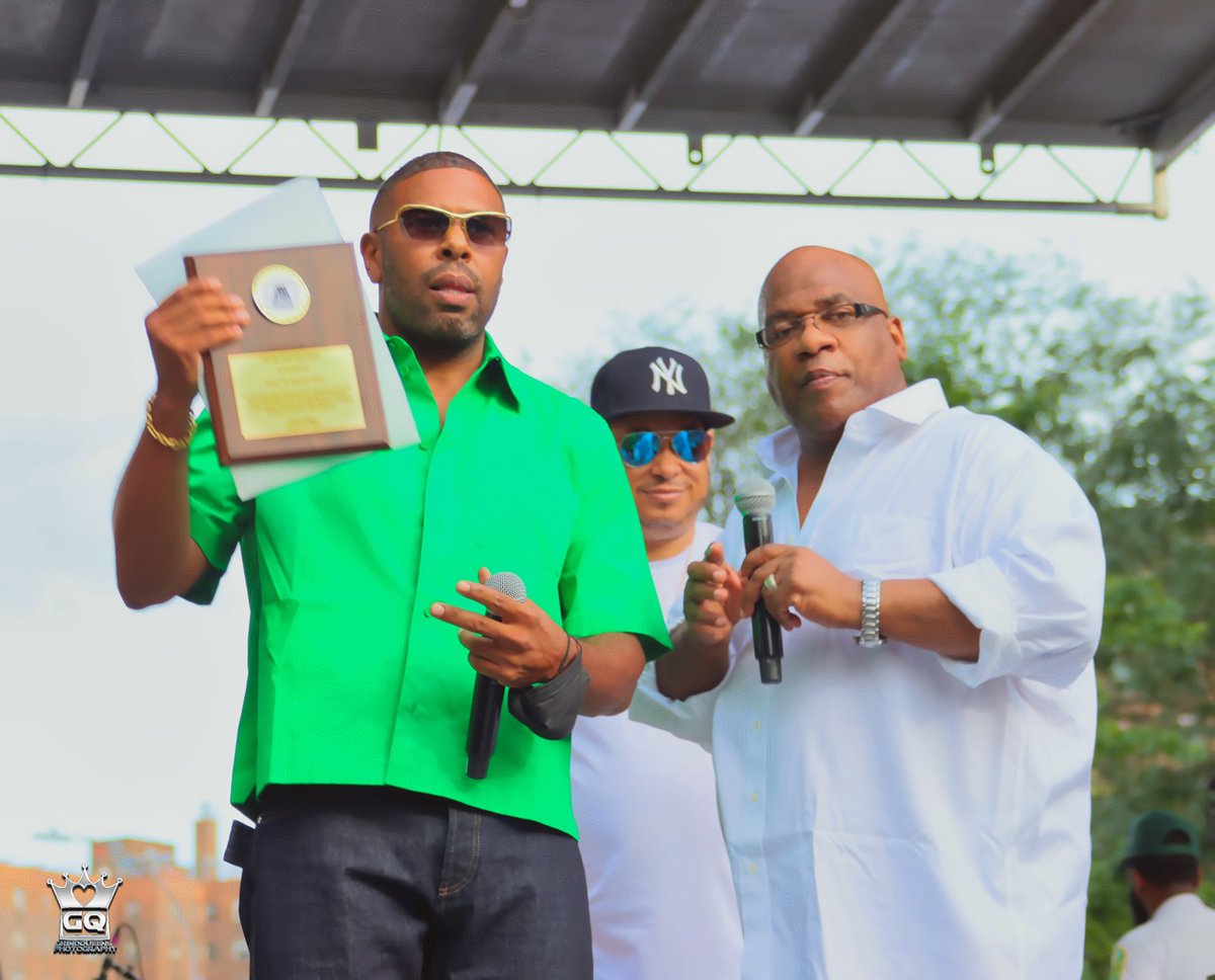 HipHopHoF's tweet image. #HipHopClassics! #HarlemSummer! Big Love To Our Brother #CLSmooth on Stage with CEO/Founder  @SirJTThompson ! He Was Honored with 'The Legacy Award' at The 8th Annual Harlem Hip Hop Festival apart of #HarlemWeek! #HipHopHallofFame #HarlemHipHopFestival #GrindQueen @HipHopHoF