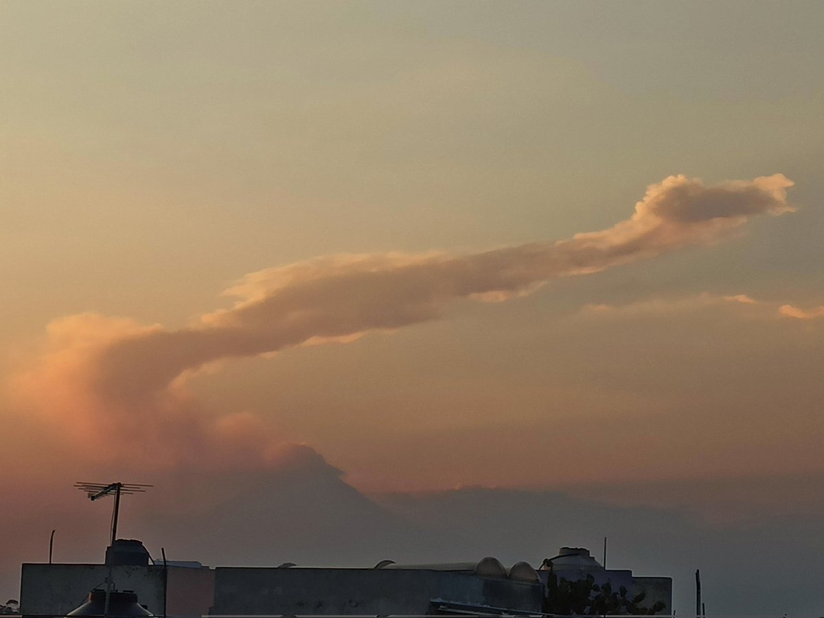 AlMaXx8017's tweet image. 💨 Otra del Popo.. 

Ya es el 8° día al hilo que prende el incieso del atardecer con una buena fumarola 😎

[#Exhalación = 17:51HRs]