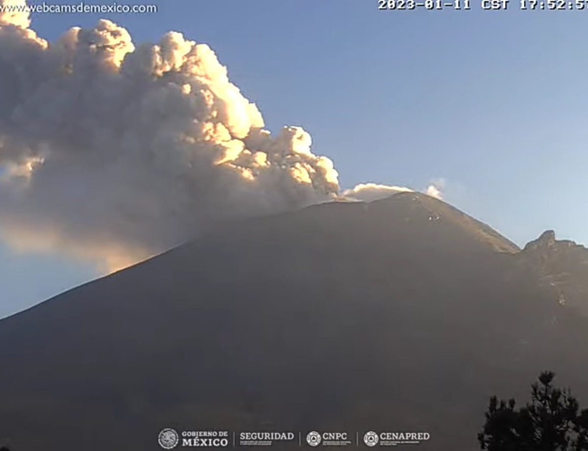 AlMaXx8017's tweet image. 💨 Otra del Popo.. 

Ya es el 8° día al hilo que prende el incieso del atardecer con una buena fumarola 😎

[#Exhalación = 17:51HRs]