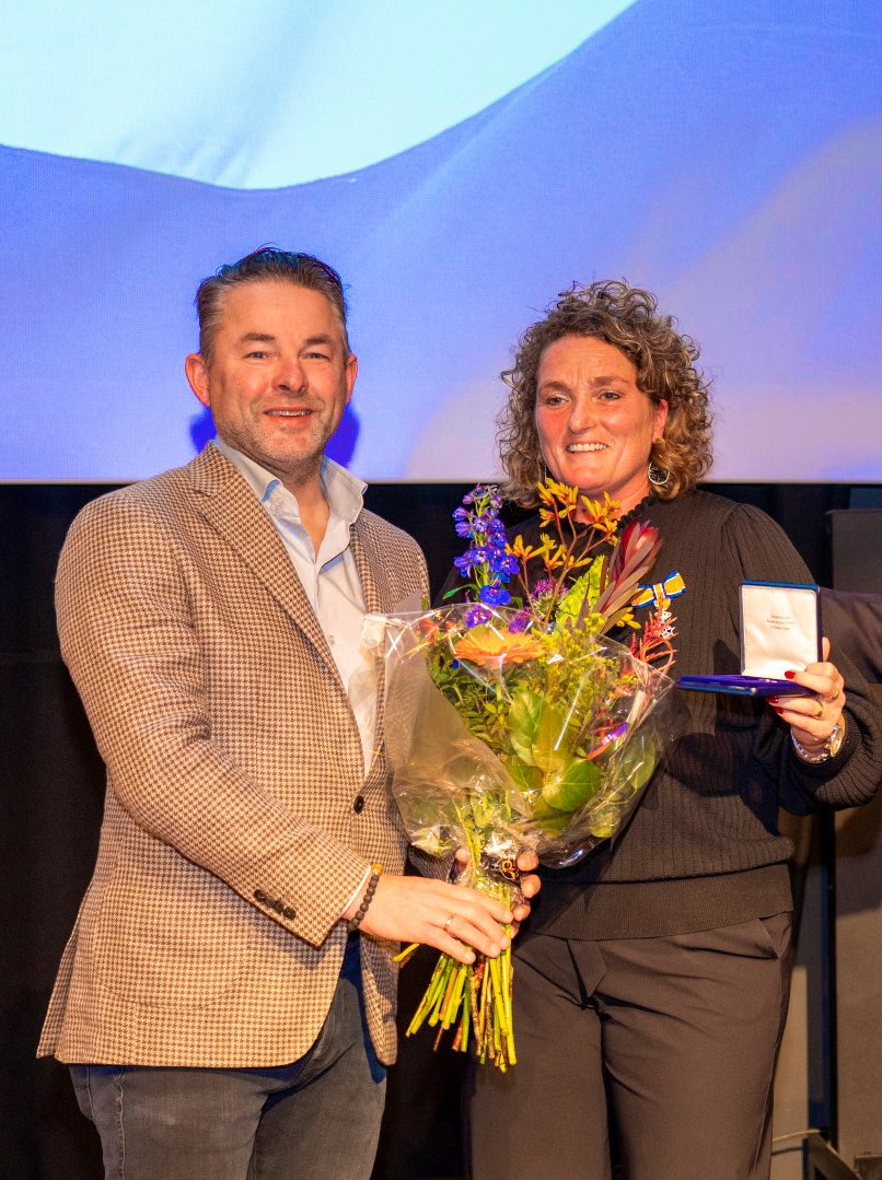 JGAPaans's tweet photo. Druk bezochte Nieuwjaarsbijeenkomst vanavond @Landvast. Fijn zovelen te ontmoeten en toe te kunnen spreken. In het bijzonder mevrouw Linda Maat die ik feliciteer met haar verdiensten voor de samenleving in meer dan 20 jaar en de Koninklijke Onderscheiding die ik haar opspeldde. https://t.co/5YckgzbRDM