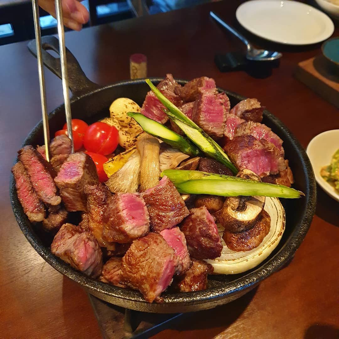 tiamat3337's tweet photo. “The dinner hour is a sacred, happy time when everyone should be together and relaxed.”#dinnerparty #dinnertable https://t.co/bfuZUqvgMN
