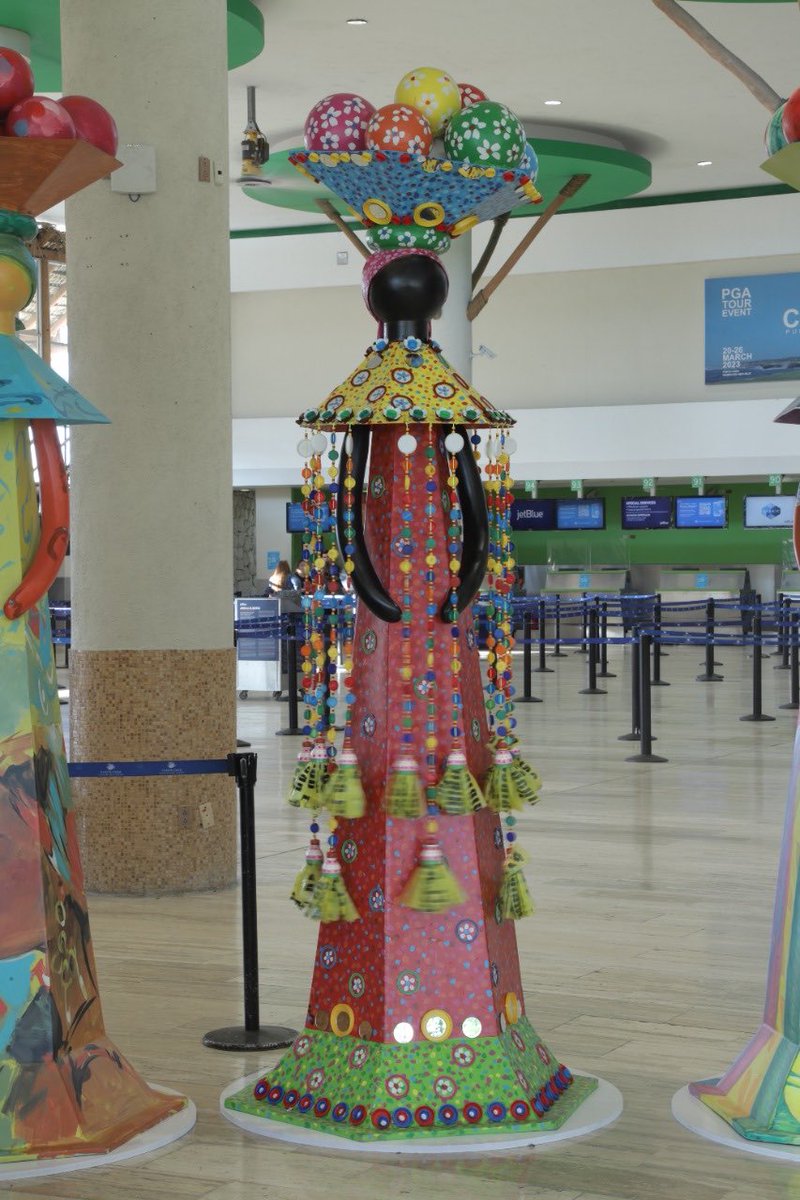 Develamos la nueva exposición de Muñecas Sin Rostro @pujairport, 12 esculturas inspiradas en Punta Cana y pintadas por talentosos artistas locales,  en colaboración con Urbe Icónica y el apoyo de los estudiantes del Puntacana International School y el Politécnico Ann &amp; Ted Kheel.