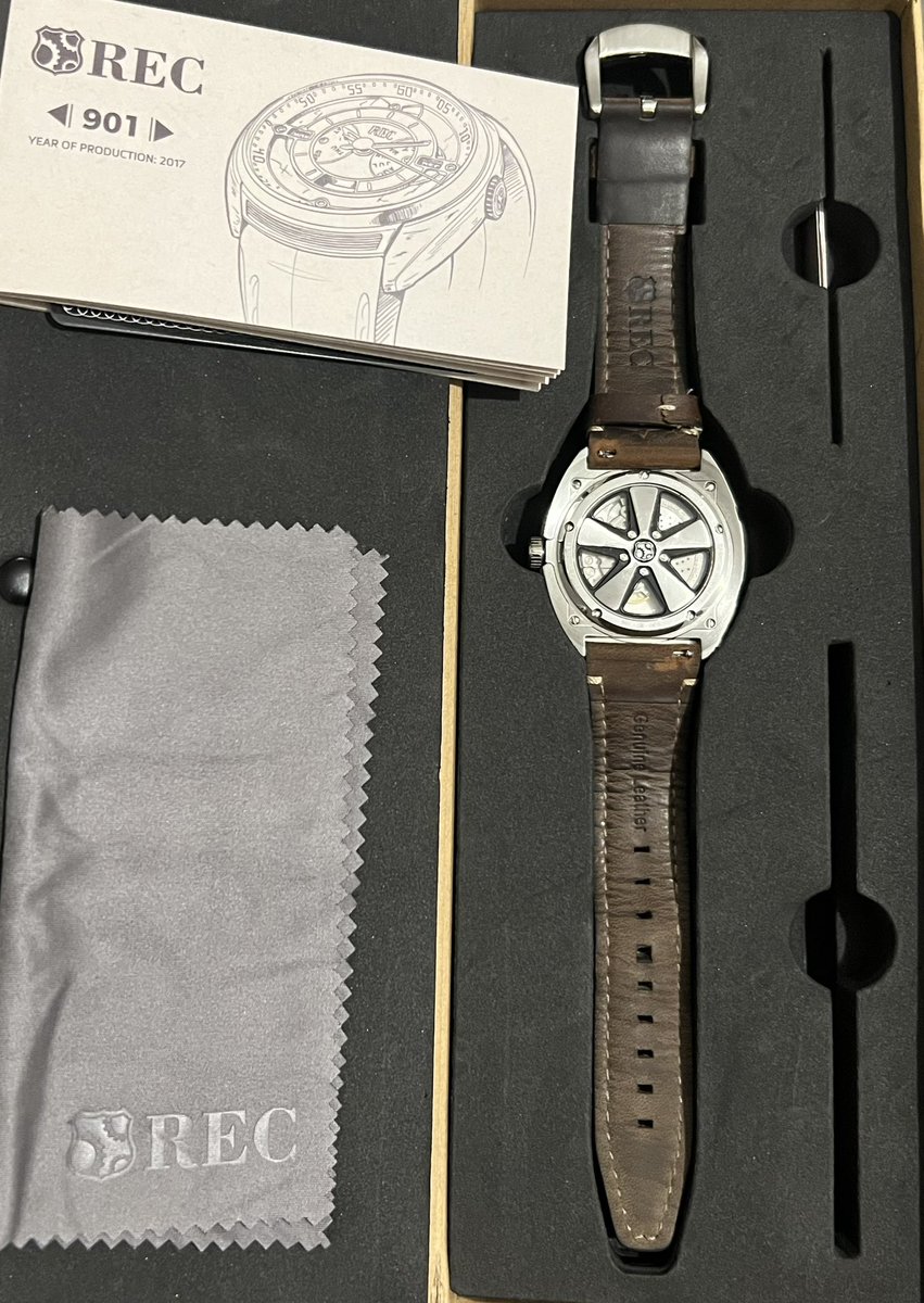P30WLO's tweet image. Thanks to the @SpudParty I received my watch I won in their MetaCommunity discord 💙🔥💙🔥

How cool is this watch made from a Porsche 911 and even has the vin No from the car printed on it too! 🔥🔥🔥

#MetaCommunity #SpudFriends #porschewatch #wagmit #WatchCollecting