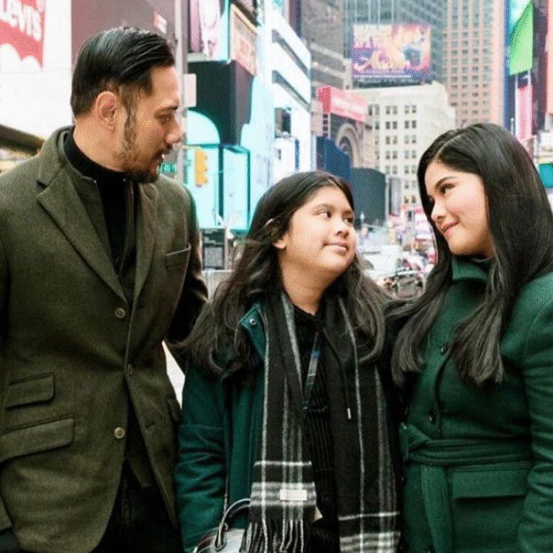 Untuk memperlihatkan kepada dunia bahwa Indonesia baik2 saja, Mas Agus melanglang buana dengan biaya sendiri. Tidak hanya sampai di situ, beliau juga melibatkan istri beserta putrinya demi negara dan bangsa.
Dari Tanah air saya mendukung kalian sambil berusaha agar tidak ngeces.