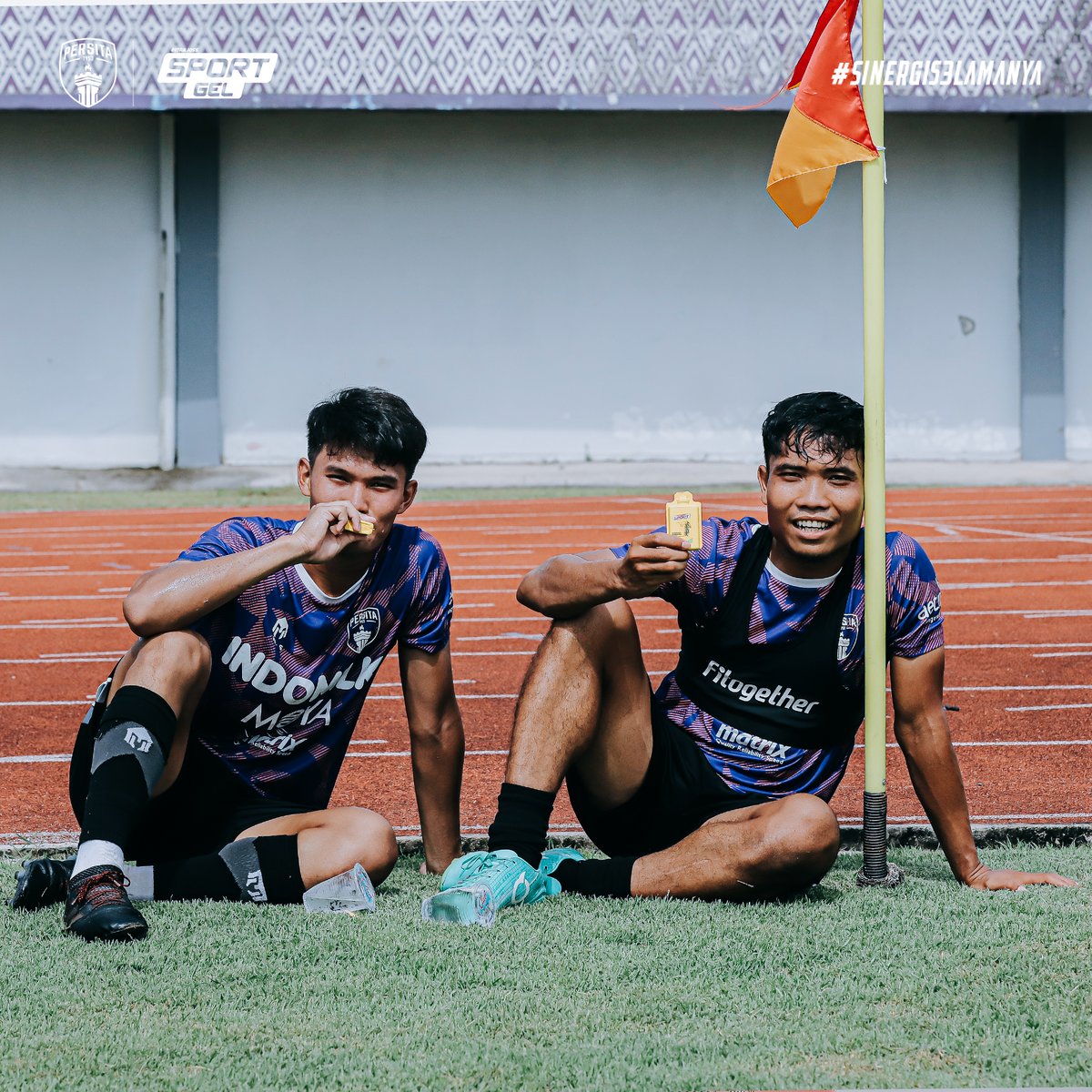 Persitajuara's tweet photo. SportGel jadi pilihan yang pas untuk membantu Pendekar Cisadane memulihkan kondisi fisik, apalagi disaat menjalani latihan dengan intensitas tinggi dan cuaca yang terik!
———
RI53 AS ONE. UNITE AS ONE.
———
#SINERGI53LAMANYA #Persita #GoSportgoExtraLevel #sportgel https://t.co/1l4DlQW0gv