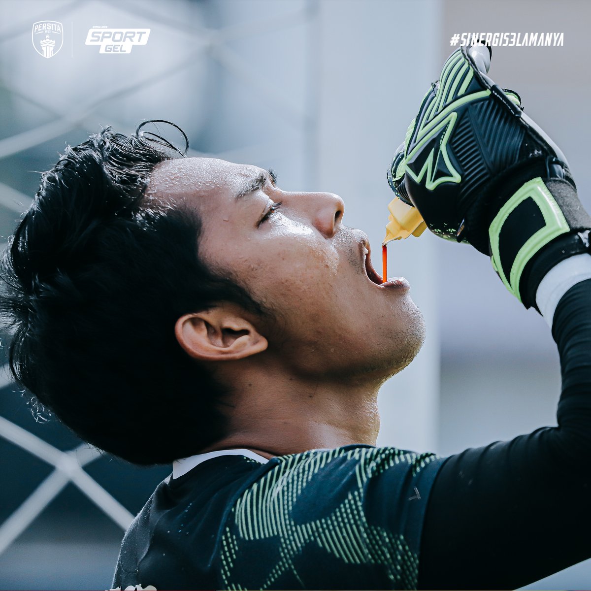 Persitajuara's tweet photo. SportGel jadi pilihan yang pas untuk membantu Pendekar Cisadane memulihkan kondisi fisik, apalagi disaat menjalani latihan dengan intensitas tinggi dan cuaca yang terik!
———
RI53 AS ONE. UNITE AS ONE.
———
#SINERGI53LAMANYA #Persita #GoSportgoExtraLevel #sportgel https://t.co/1l4DlQW0gv
